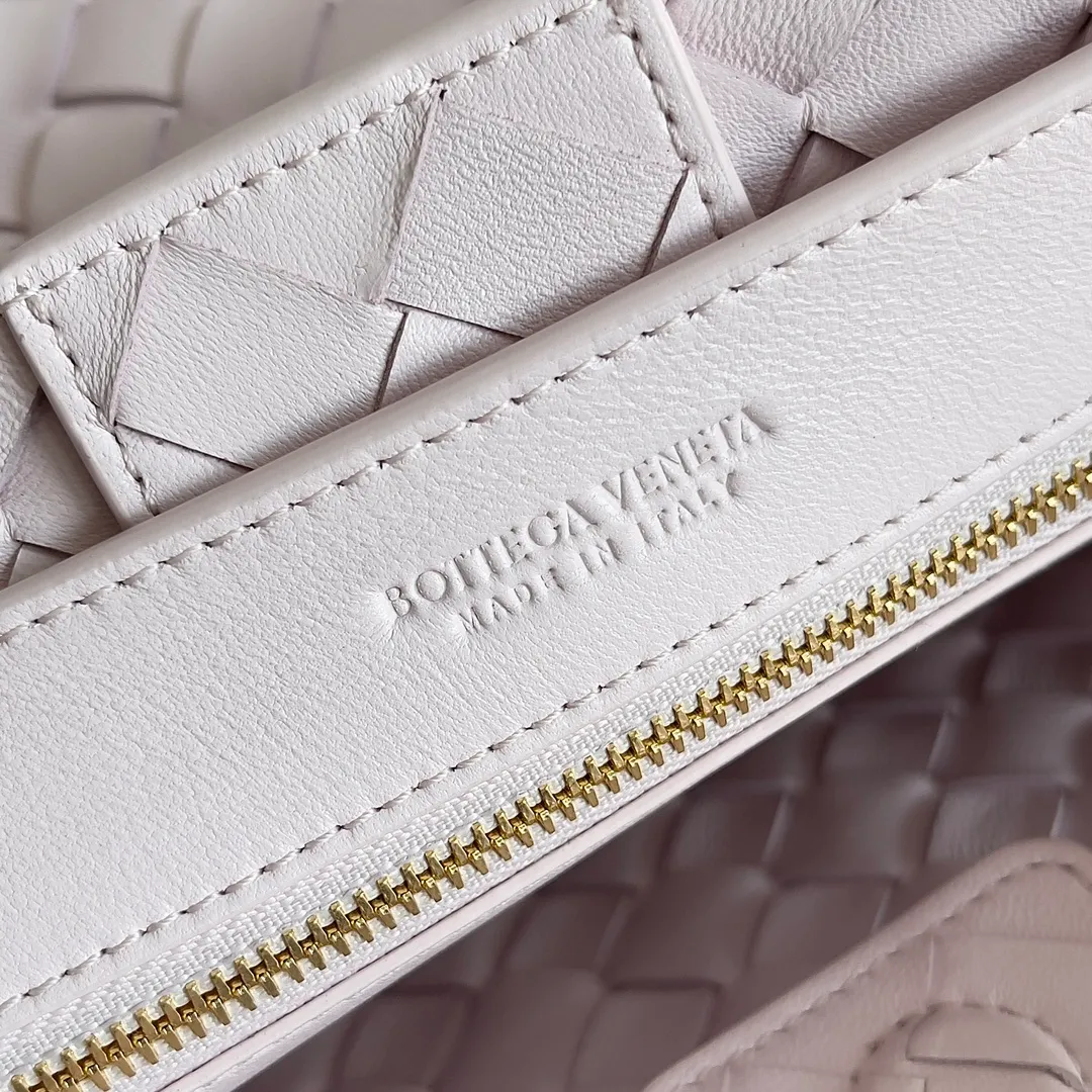 The 2023 new Andiamo batch of 1860 BV has been shipped‼ ️Really popular🔥The new Andiamo woven handbag launched by Bottega Veneta this season is really popular all over the world! ! Celebrities at home and abroad have worn it, and Oscar-winning actress Michelle Yeoh has taken it out on the street. Song Jia, Trai Yara, Yu Feihong, Sanji Ayaka, Rosie Hunting-Whiteley, Yoshioka Riho, etc. have all picked up this bag. It is classic and versatile, showing off its temperament, and the bag capacity is also large, which is very convenient for daily commuting! ! A variety of carrying methods, the shoulder straps can be adjusted by yourself, the original lambskin feels soft and delicate, and the neutral style is made to break gender boundaries and bring a more practical and longer-lasting use experience. Andiamo, which has both elegant and casual styles, perfectly interprets the true appearance of "fashionable old money style". Style number: 743568 Size: 25*22*10.5cm